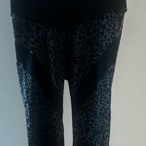 Good American Black and Gray Patterned Leggings Size 2/3